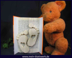 Read more about the article Gefaltetes Buch: Babyfüße – Geschenkidee zur Geburt