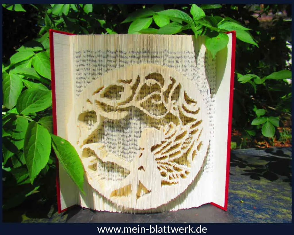 Buchkunst: Eine Elfe in ein Buch schneiden und falten.