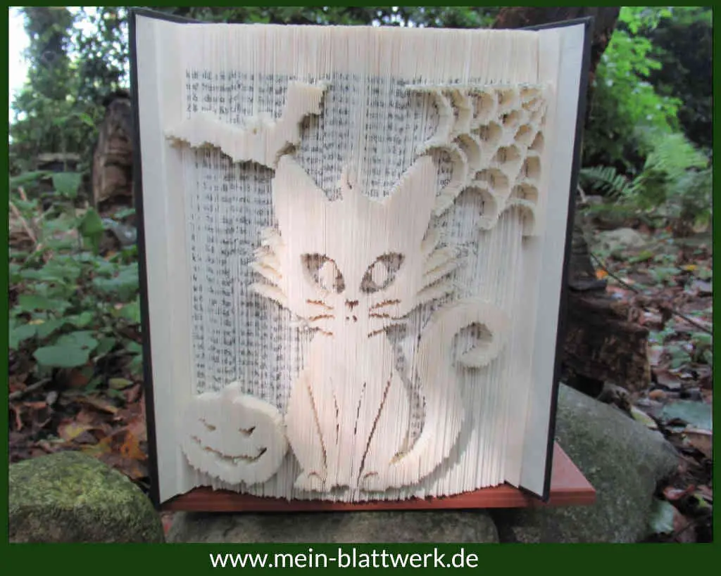 Bastel-Vorlage Halloween-Katze in ein altes Buch falten.