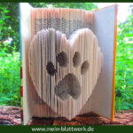 Hundepfote mit Herz in ein Buch falten. Kostenlose Buchfalten-Vorlage zum Ausdrucken.