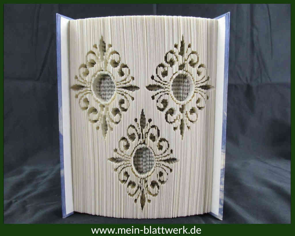 Einen dekorativen Rahmen in ein altes Buch falten mit einer kostenlosen Vorlage zum Buchfalten.