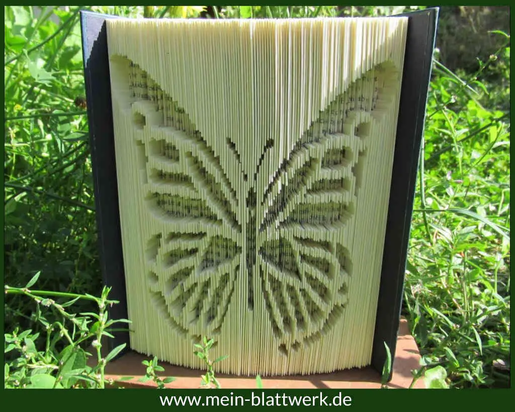 Wir schneiden und falten ein wunderschöne Deko aus Büchern. Schmetterling-Vorlage kostenlos mit Anleitung.
