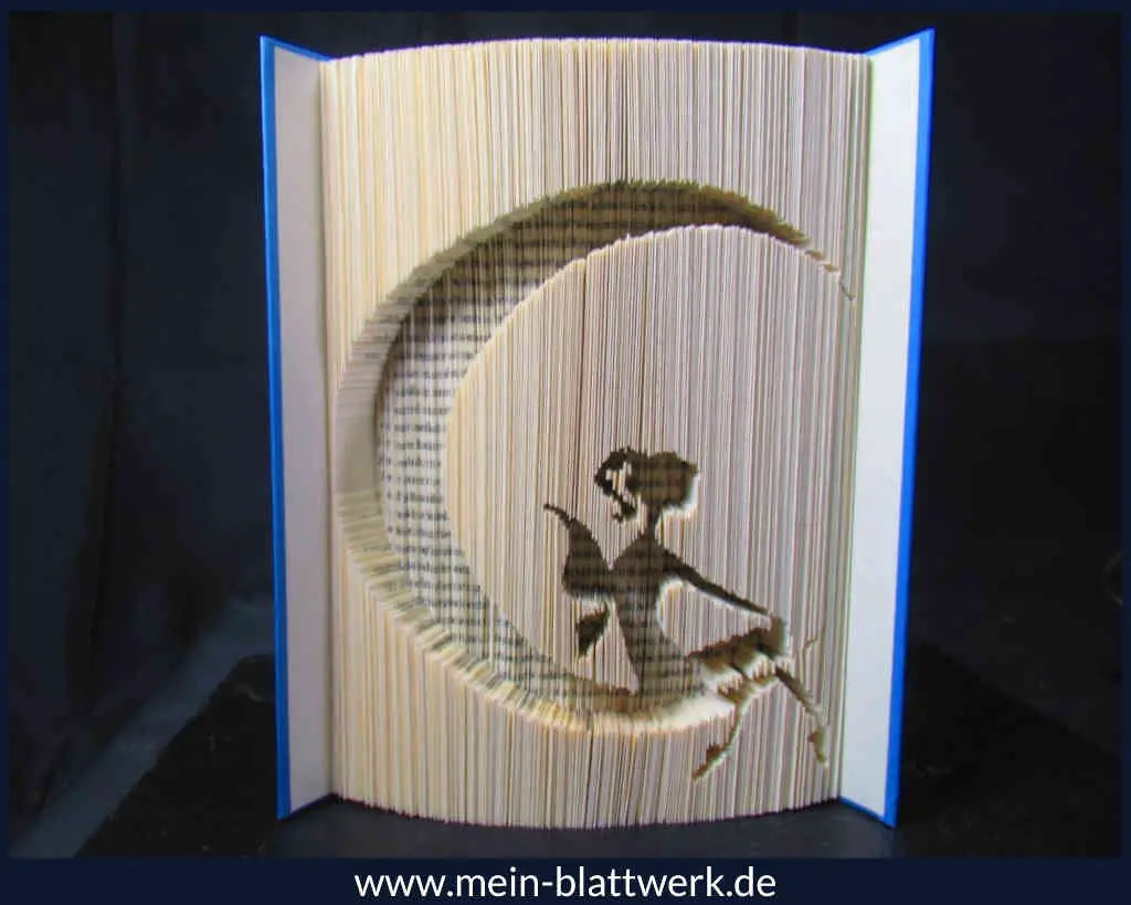 Schneide und falte das Motiv "Elfe auf dem Mond" in ein altes Buch mit unserer kostenlosen Anleitung und Vorlage.