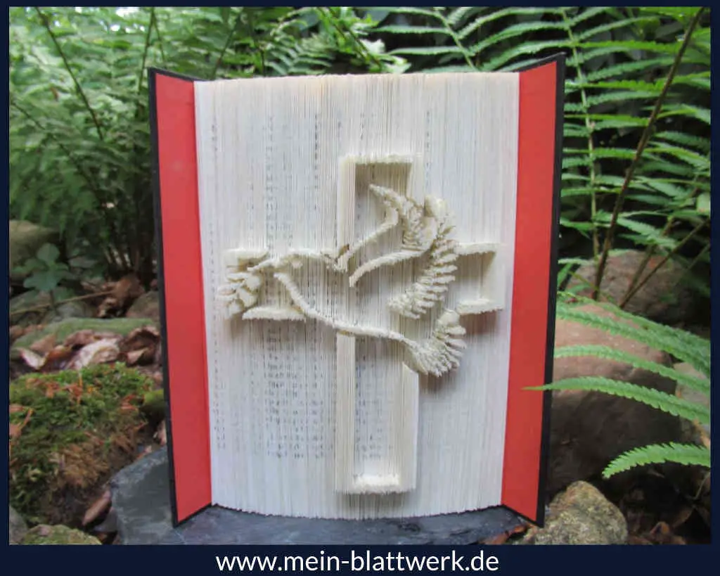 Kostenlose Buchfalten-Vorlage „Kreuz und Taube“: Geschenk basteln – Taufe, Konfirmation, Kommunion