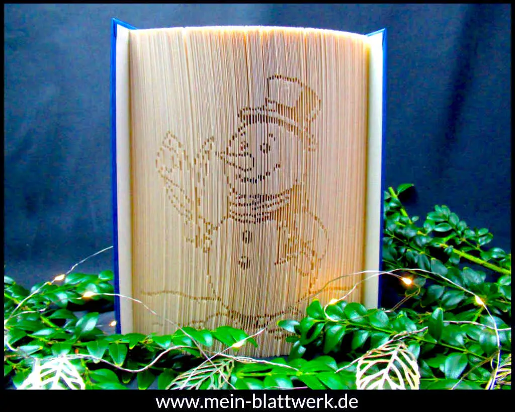 Schneemann im Buch! Kostenlose Vorlage zum Buchfalten zu Weihnachten. Falte und schneide einen süßen Schneemann in dein Buch. Buchfalten selbermachen mit Gratis-Vorlage. Weihnachtsdekoration selber machen.