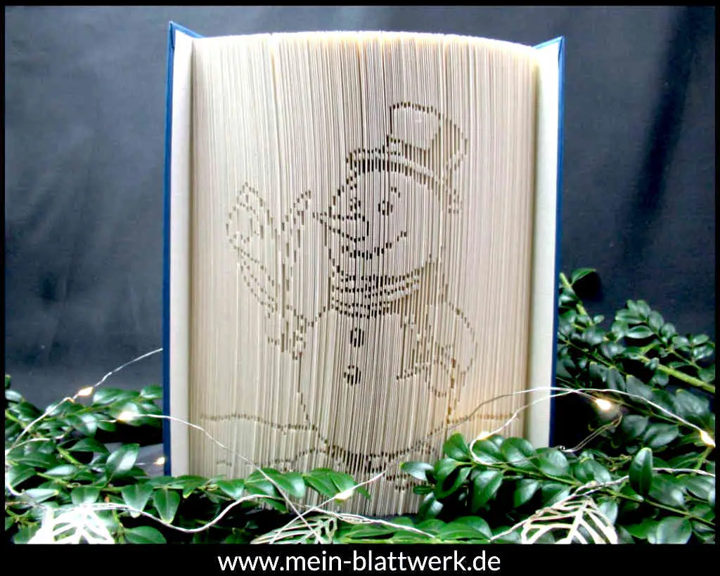 Kostenlose Vorlage zum Buchfalten zu Weihnachten. Falte und schneide einen süßen Schneemann in dein Buch. Buchfalten selbermachen mit Gratis-Vorlage. Weihnachtsdekoration selber machen.
