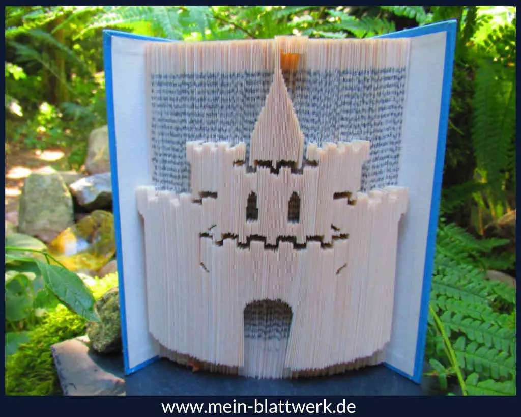 Buchfalten-Motiv "Burg". Kostenlose Vorlage und Anleitung.