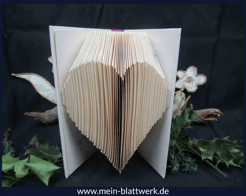 Buchfalten-Vorlage: Ein einfaches Herz in ein Buch falten. Kostenlose Vorlage zum Ausdrucken mit Anleitung gratis.