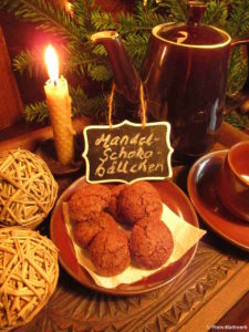 Schokoladenplätzchen mit Mandeln zur Weihnachtszeit