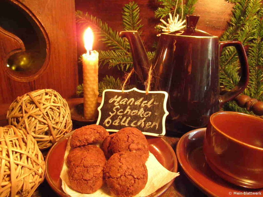 Weihnachtsgebäck mit Schokolade und Mandeln