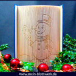 Kostenlose Vorlage zum Buchfalten zu Weihnachten. Falte und schneide einen süßen Schneemann in dein Buch. Buchfalten selbermachen mit Gratis-Vorlage.