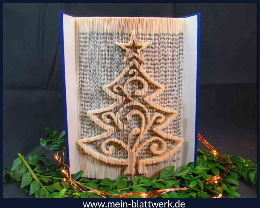 Tannenbaum im Buch. Selbstgemachte Weihnachts-Dekoration.