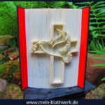 Kostenlose Buchfalten-Vorlage „Kreuz und Taube“: Geschenk basteln – Taufe, Konfirmation, Kommunion