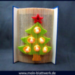 Buchfalten-Vorlage farbiger Weihnachtsbaum mit Beleuchtung. Bastle ein effektvolles, gefaltetes Buch als Weihnachtsdekoration mit unserer kostenlosen Vorlage für einen Weihnachtsbaum mit Beleuchtung.