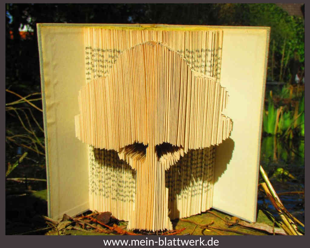 Ideen zum Buchfalten. Einen Baum in ein Buch gefaltet mit einer kostenlosen Vorlage zum ausdrucken