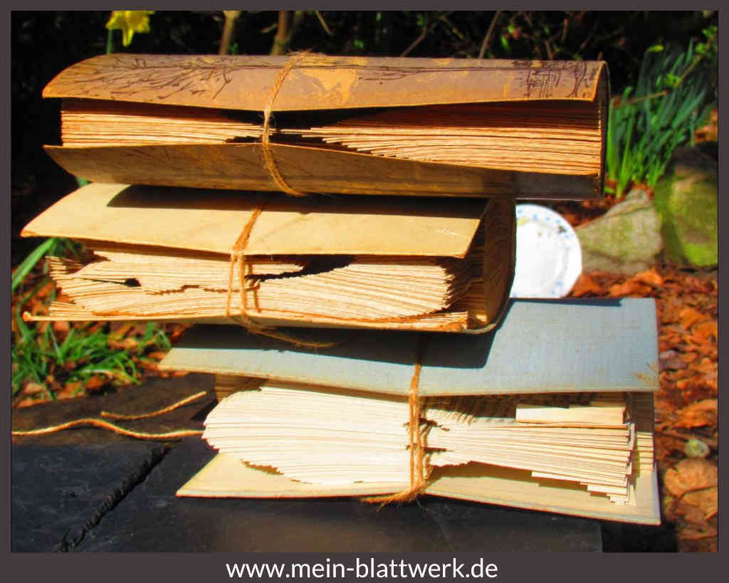 Buchfalten: Einen Baum in ein Buch falten. Nach dem Falten wird das Motiv noch gepresst.