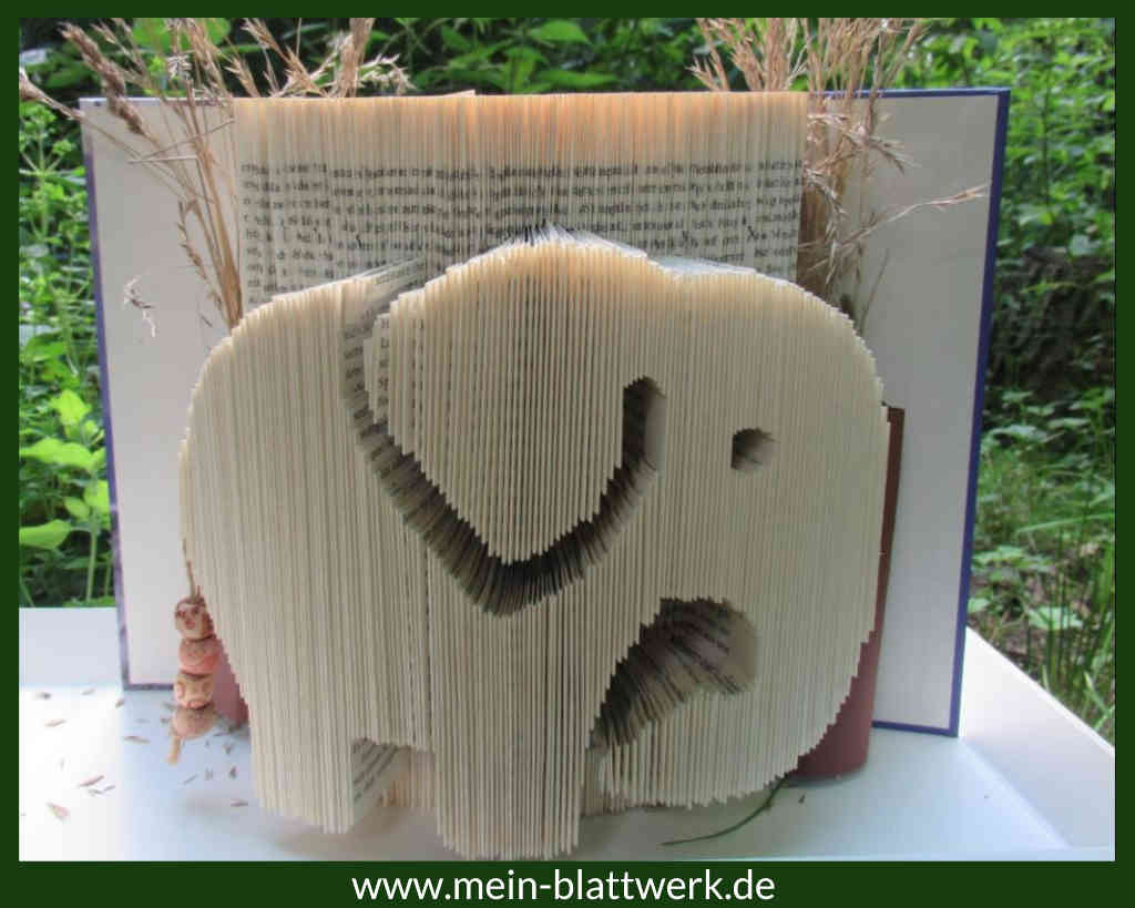 Wir falten mit einer kostenlosen Vorlage einen Elefanten in ein Buch. Buchfaltkunst auch für Anfänger.