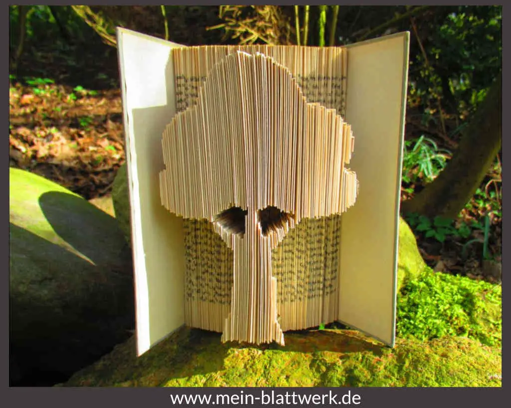 Baum in ein Buch falten mit einer kostenlosen Vorlage zum Ausdrucken. Buchfalten Ideen