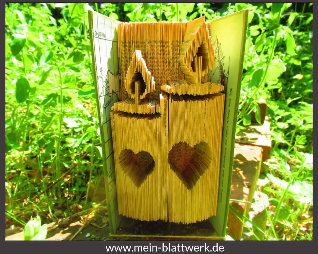 Kerzen mit einem Herz in der Mitte in ein altes Buch gefaltet mit einer kostenlosen Vorlage zum Ausdrucken