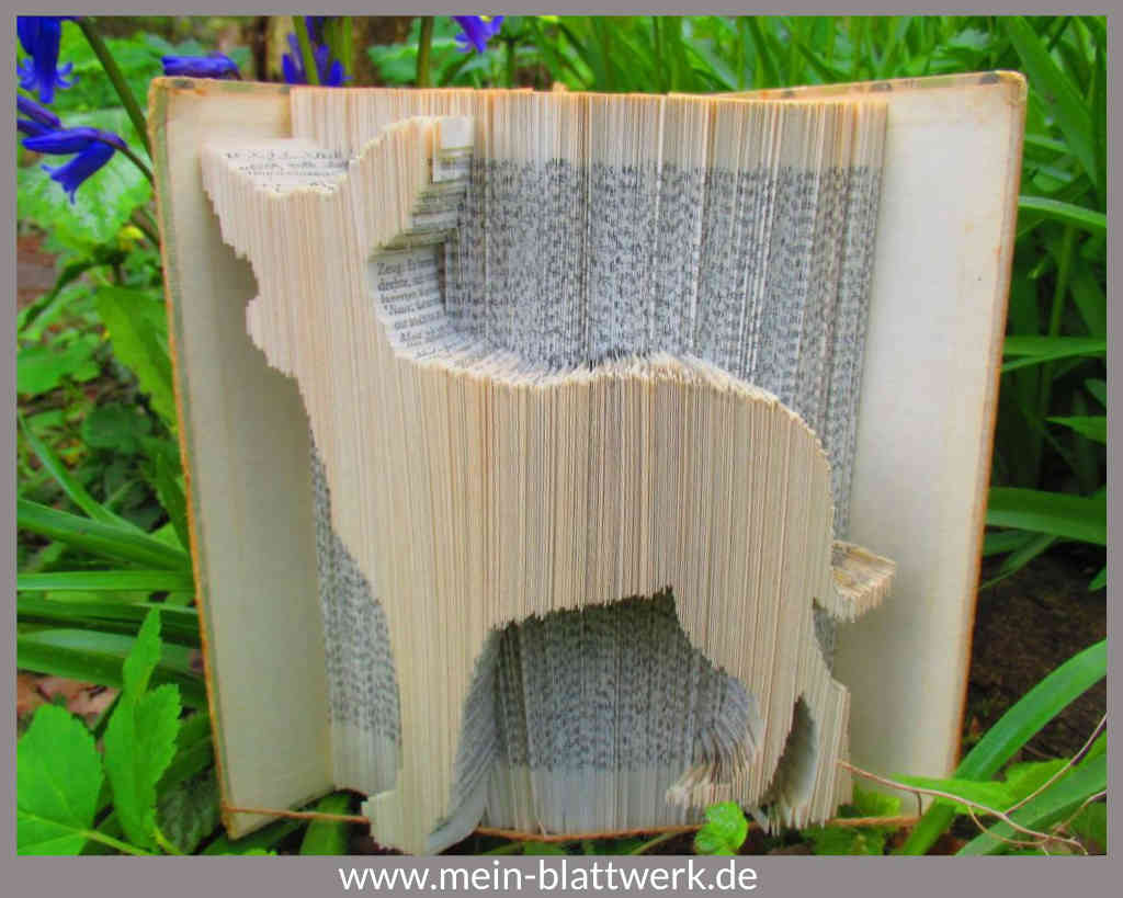Basteln mit alten Büchern Hund in ein Buch gefaltet mit einer kostenlosen Vorlage zum Ausdrucken