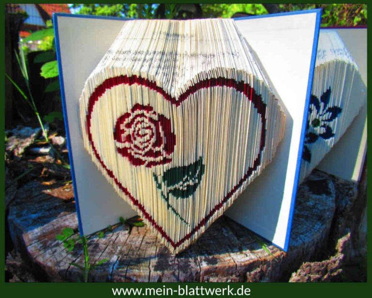 Buchfalten-Vorlage mit Farbtechnik. Eine Rose umrandet von einem Herzen in ein Buch gefaltet.